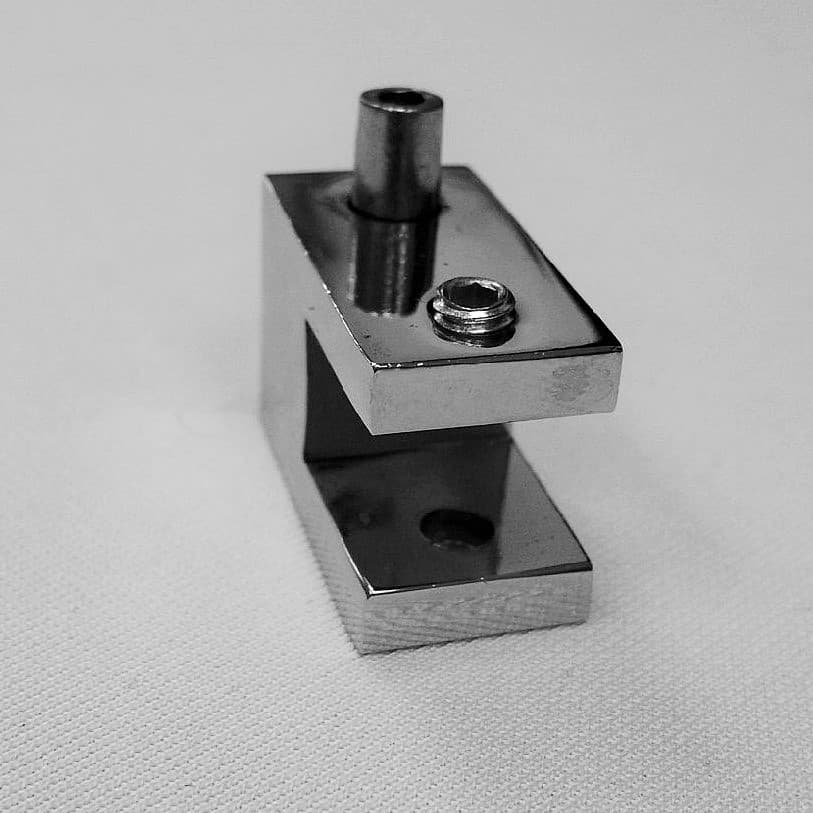 SUJETADOR HORIZONTAL CUADRADO CROMADO PARA REPISAS HASTA 10MM ESPESOR