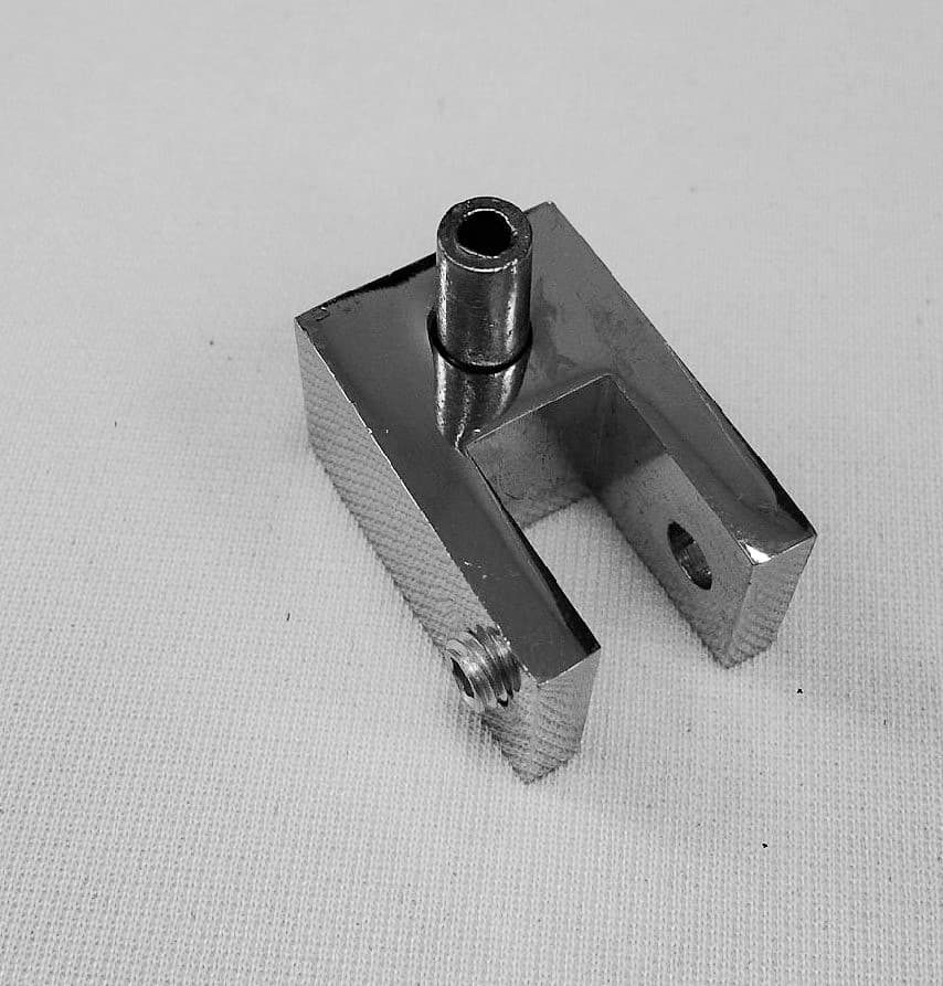 SUJETADOR VERTICAL CUADRADO CROMADO PARA REPISAS HASTA 10MM ESPESOR