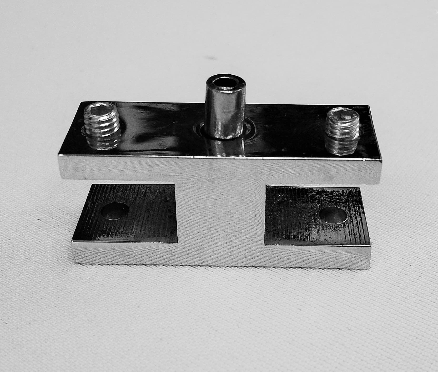 SUJETADOR DOBLE HORIZONTAL CUADRADO CROMADO PARA REPISAS HASTA 10MM ESPESOR