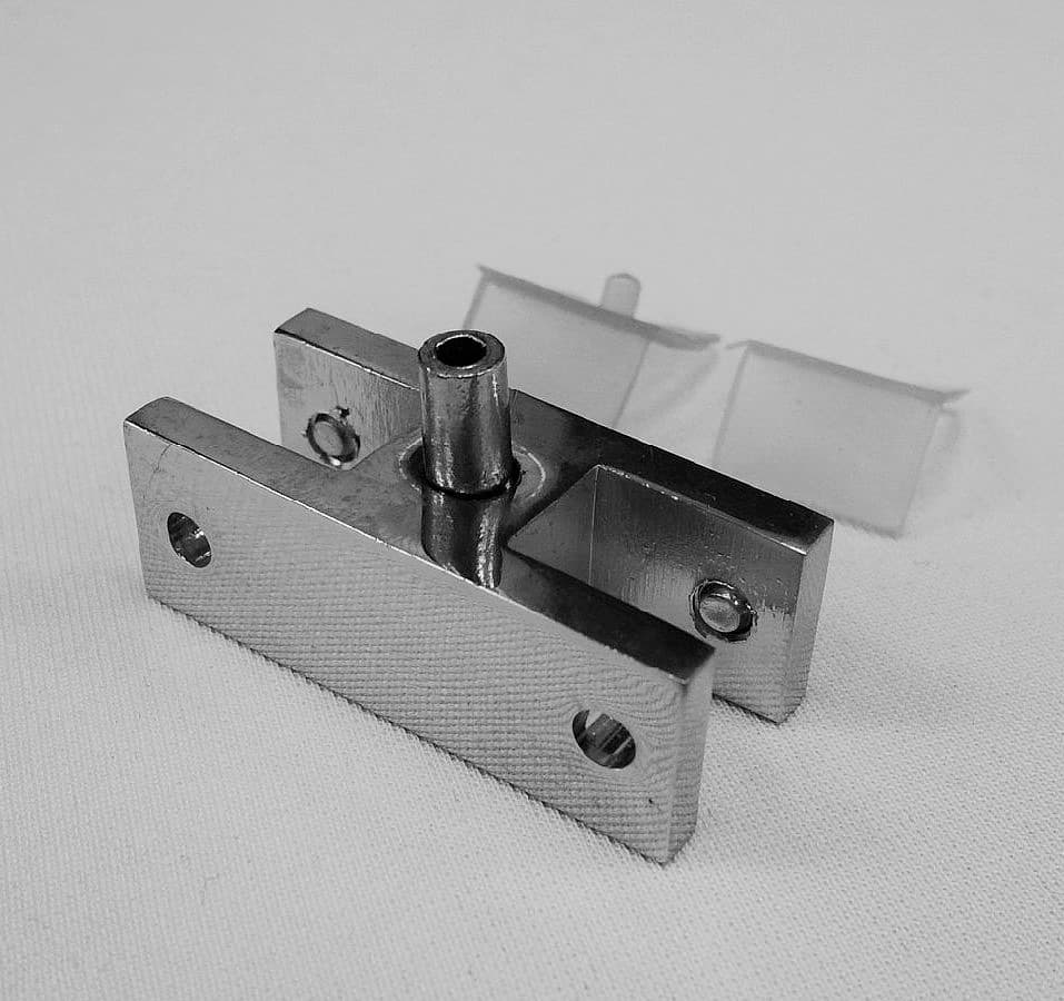 SUJETADOR DOBLE VERTICAL CUADRADO CROMADO PARA REPISAS HASTA 10MM ESPESOR
