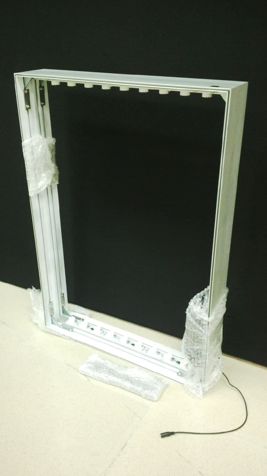 ESTRUCTURA CAJA DE LUZ SISTEMA LEDS DE ALTA INTENSIDAD DE DOBLE CARA PARA TELA CON BORDES SILICON MEDIDA APROXIMADA 60*85CM