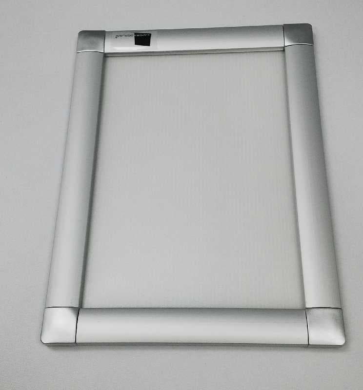 MARCO ABATIBLE PERFIL DE ALUMINIO  30MM MEDIDA APROXIMADA A2- 420x594MM ESQUINA CURVA PLATEADA CON PELICULA PROTECTORA EN PVC RIGIDO DE 0.5MM