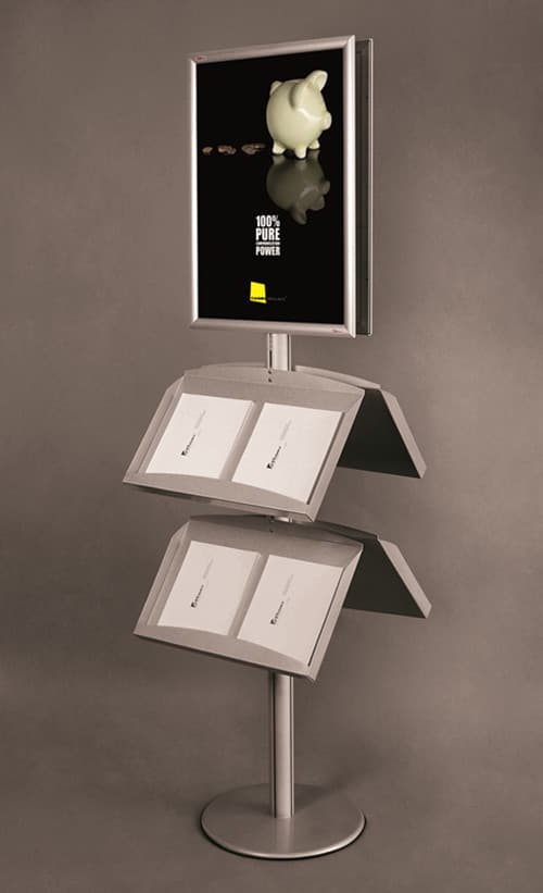 STAND LITERATURA DE ALUMINIO DE DOS CARAS CON MARCO ABATIBLE DE 54X70.8CM Y 4 BANDEJAS DE 29.7X42CM