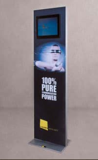 STAND CON PANTALLA LCD  MEDIDA APROXIMADA DE 36¨X 30¨