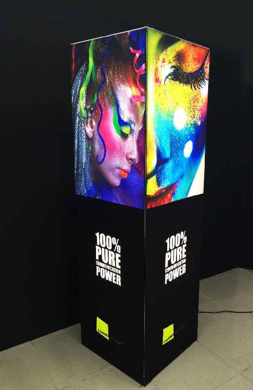 TOTEM ILUMINADO CON LEDS MULTI VOLTAJE DE 4 CARAS MEDIDA APROXIMADA  2.5 METROS DE ALTO X 80 CM CADA CARA