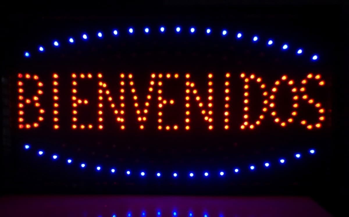 LETRERO LED  BIENVENIDO MEDIDA APROXIMADA 25X48CM