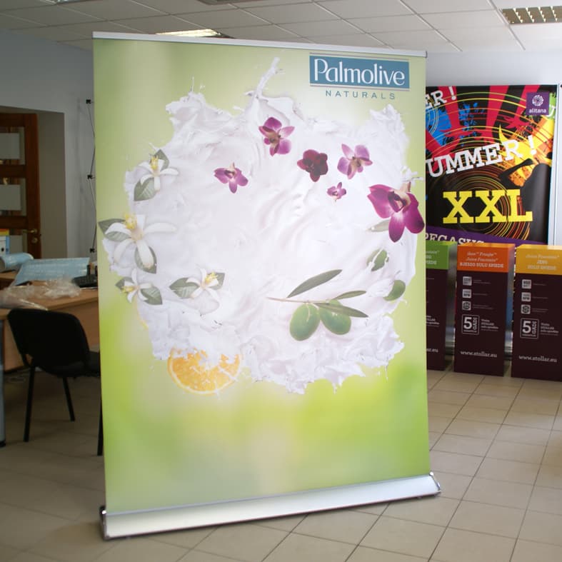 ROLL UP EN ALUMINIO BASE ELEGANTE PERFIL SUPERIOR ABATIBLE MEDIDA APROXIMADA 1.50 X 2.00 METROS INCLUYE BOLSO DE TRANSPORTE