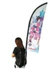 ESTRUCTURA PARA BANDERA CON MOCHILA TIPO PLUMA DUOBLE SIDE  MEDIDA APROXIMADA 55*105 CMS