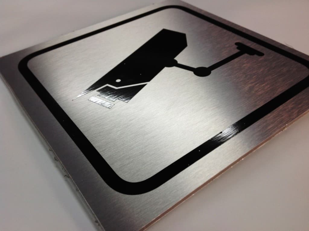 HABLADOR EN ALUMINO DE 10*30.5 CM