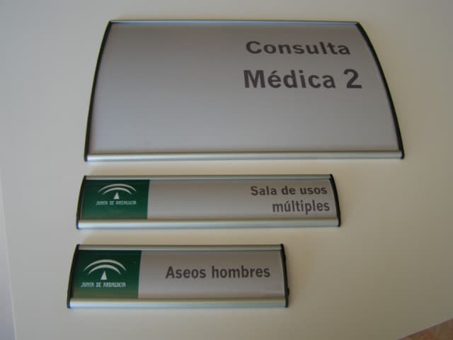 HABLADOR EN ALUMINIO DE 3+9*25 CM BORDE NEGRO