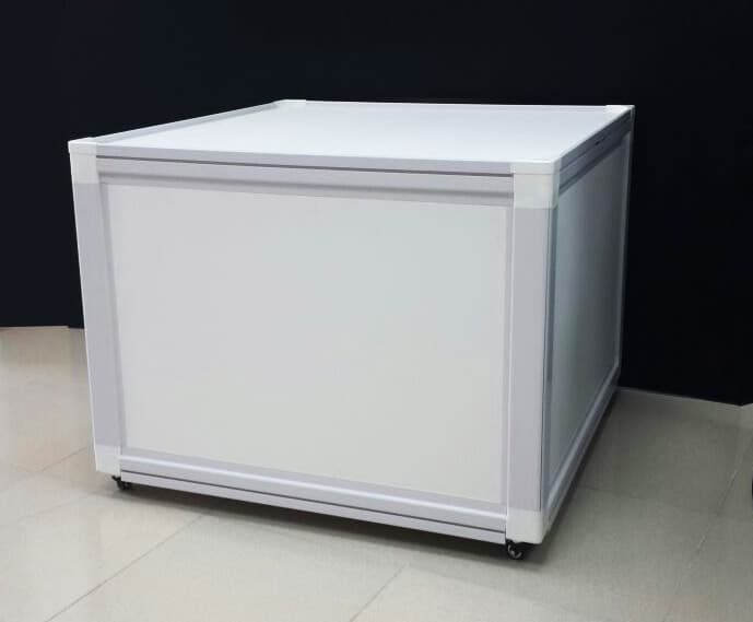 COUNTER EXHIBIDOR DE PRODUCTOS TIPO ISLA CON RUEDAS  MEDIDA: 104*104*81CM. NO INLUYE PVC (RECOMIENDA PVC 5MM COSTADOS Y 10MM SOBRE Y BASE SUPERIOR)