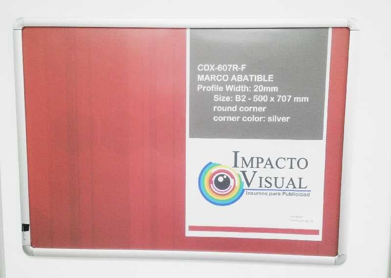 MARCO ABATIBLE PERFIL DE ALUMINIO 20MM  TAMAÑO B2-500x707MM ESQUINA CURVA PLATEADA CON PELICULA PROTECTORA EN PVC RIGIDO DE 0.5MM