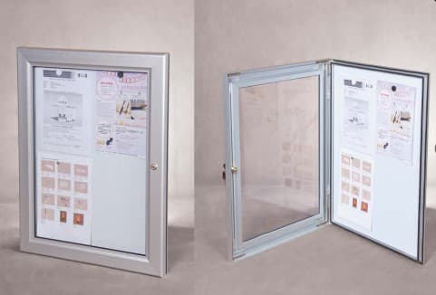 CARTELERA DE ANUNCIOS CON LLAVE PARA EXTERIORES MEDIDA APROXIMADA72.5 CM DE ALTO X 55CM DE ANCHO FONDO BLANCO LAMINA METALICA