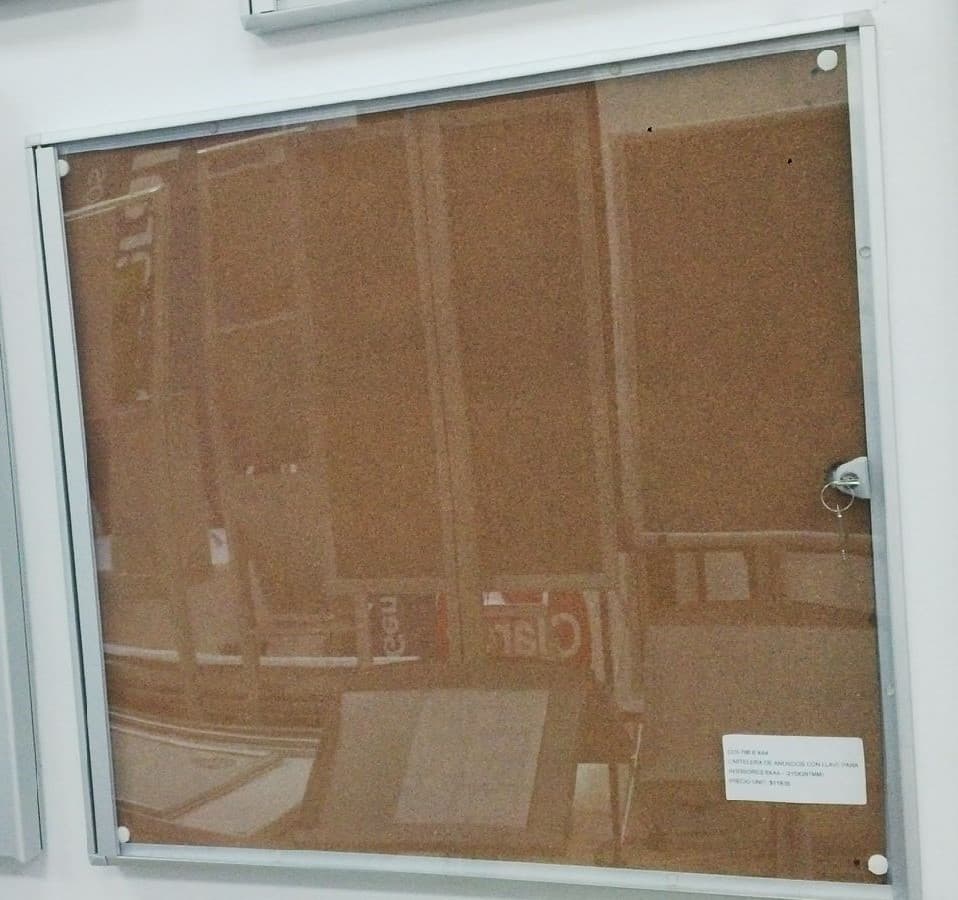 CARTELERA DE ANUNCIOS CON LLAVE PARA INTERIOR MEDIDA APROXIMADA 66CM DE ALTO X 71.5 CM DE ANCHO FONDO DE CARTELERA CORCHO.