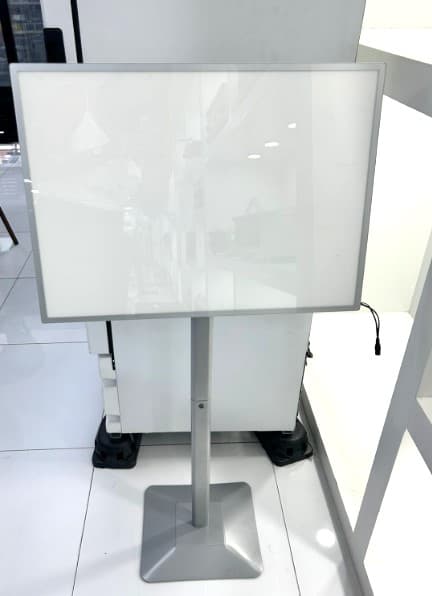 STAND ABATIBLE A2 ILUMINADO CON BASE DE METAL MEDIDA CAJA DE LUZ 42X60CM 110V/60HZ